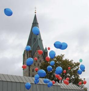 120 bunte Luftballons und leuchtende Augenpaare trotzen dem grauen Himmel … angekommen an St. Michael!